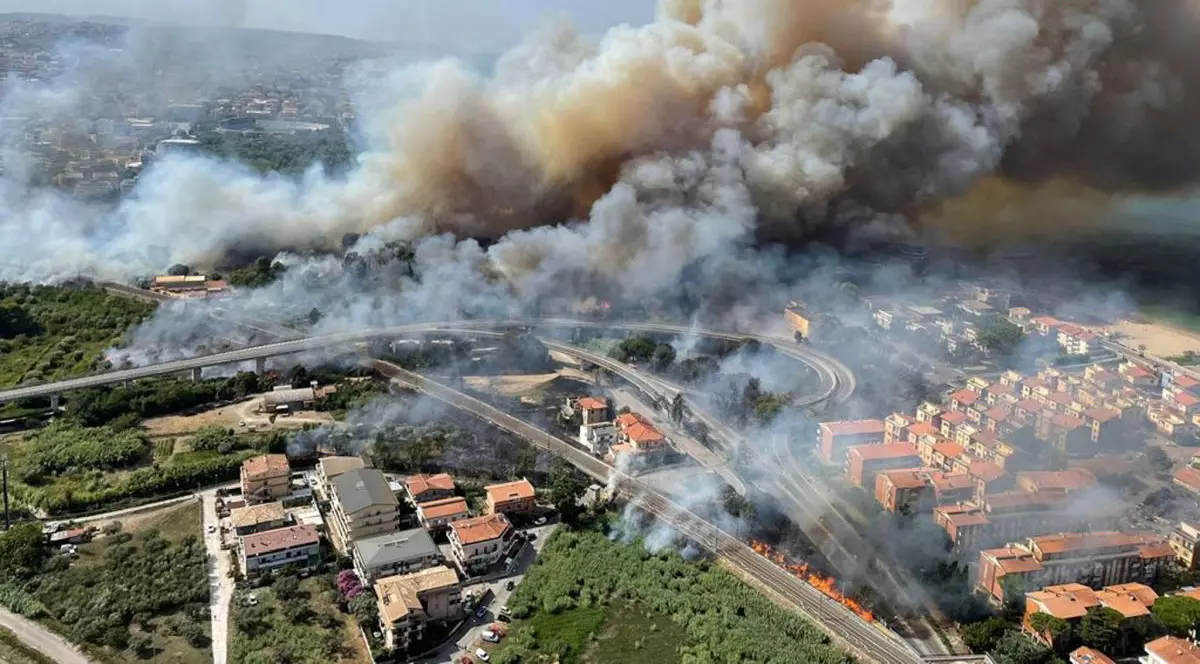 Doi bărbați, prinși când încercau să aprindă focuri în păduri din Sicilia, una din regiunile italiene devastate de incendii