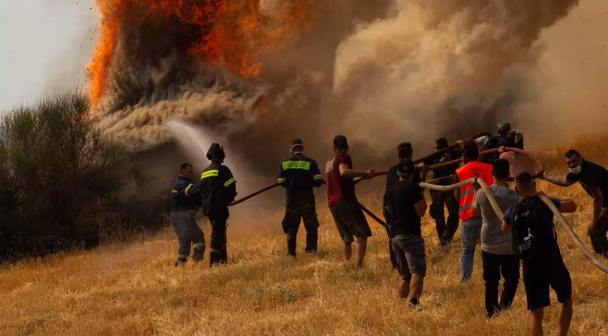 Ploaie de cenușă, incendii masive în noapte și mii de oameni fugiți din calea infernului, în Grecia: „O catastrofă biblică”