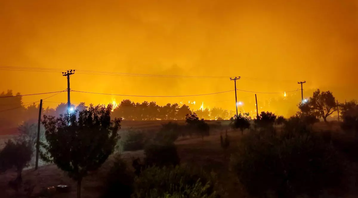 A doua cea mai mare insulă din Grecia, devastată de incendii de vegetație. Turiști și localnici, evacuați