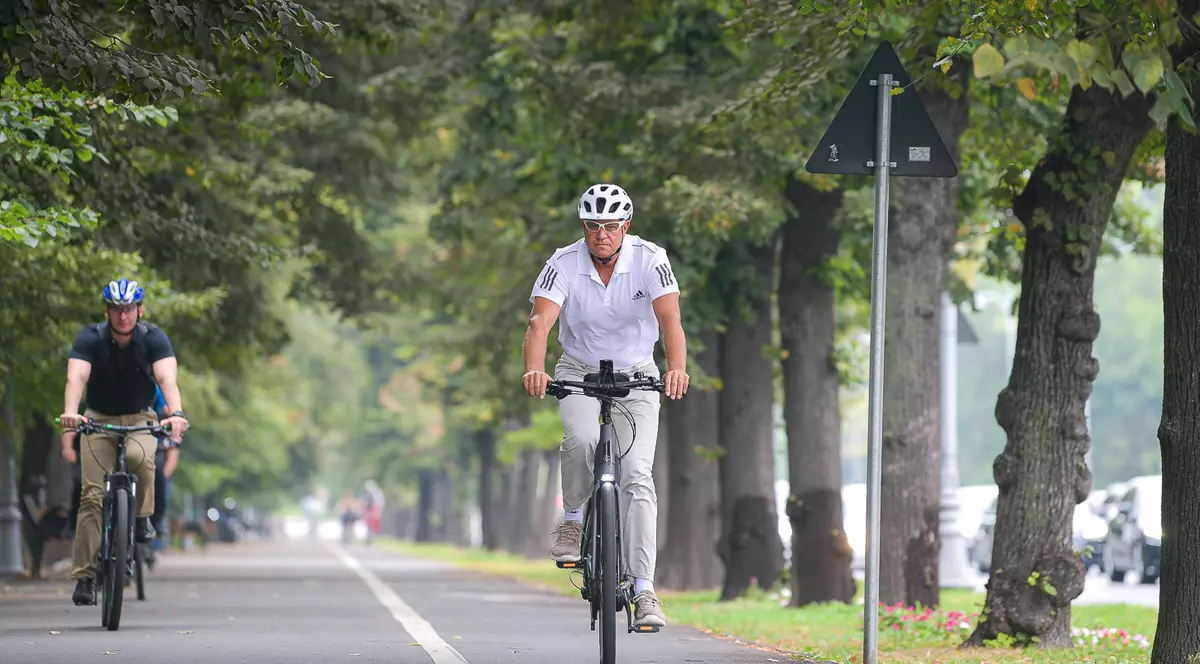 Klaus Iohannis, din nou cu bicicleta spre Palatul Cotroceni