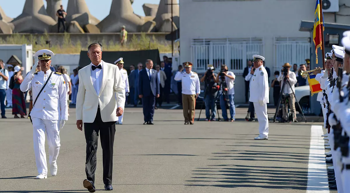 Ținuta lui Klaus Iohannis la Ziua Marinei, motiv de glume pe rețelele de socializare