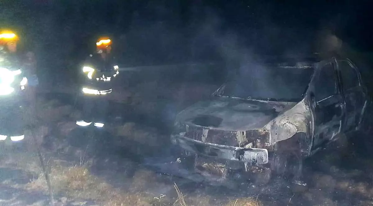 O mașină a ars complet în Giurgiu, după ce șoferul a turat-o, iar vegetația din jur s-a aprins