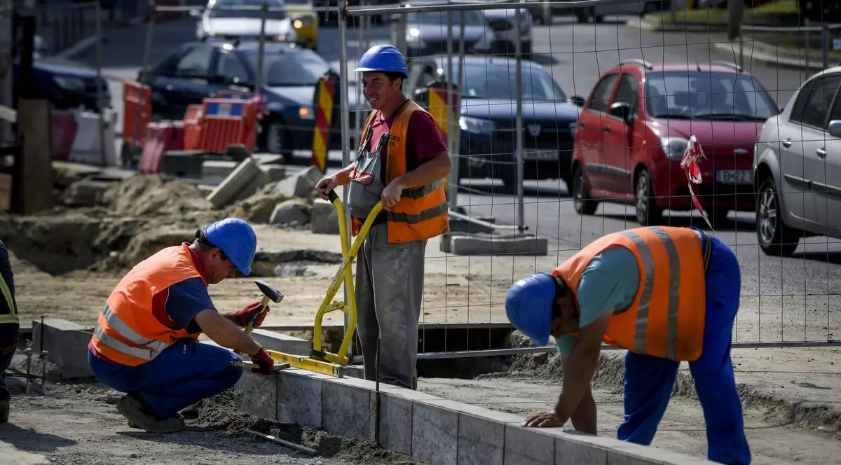 Cât de harnici sunt românii? Sociolog: „În Germania, zidarul nu pune prize, cheamă un electrician. Ai noștri ridică o casă de la fundaţie”