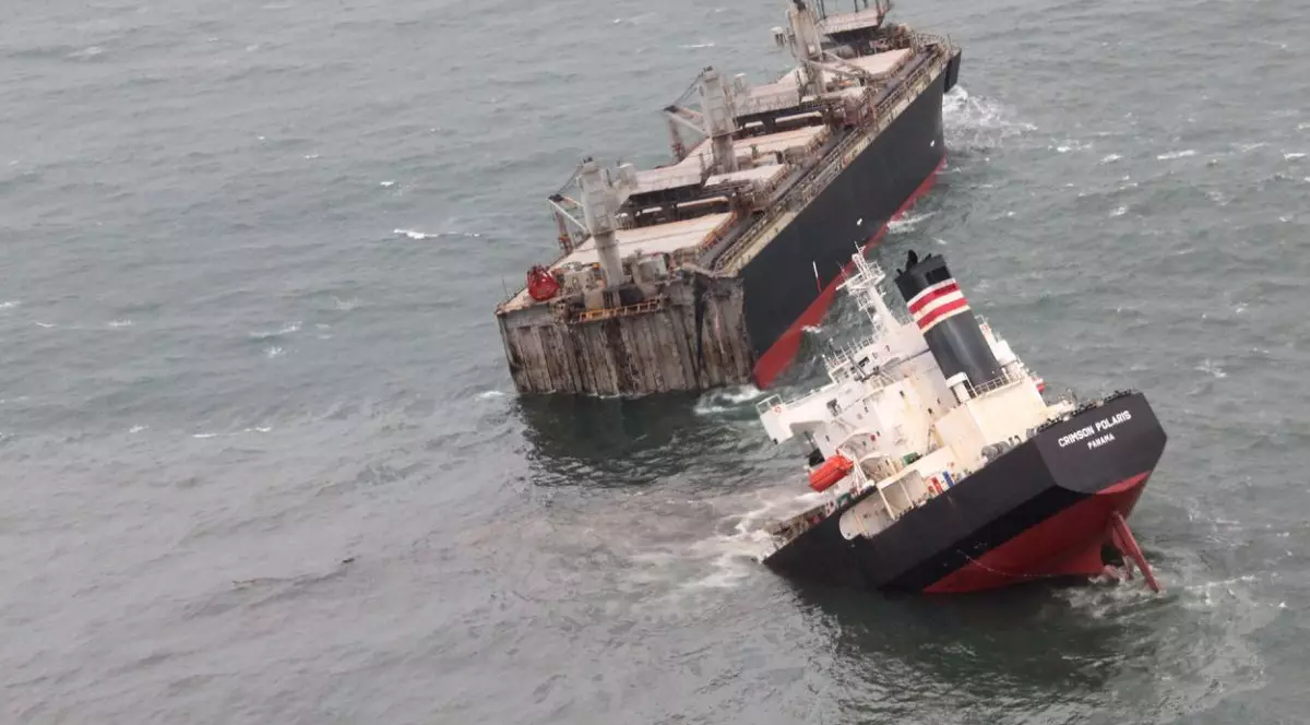 O navă sub pavilion panamez a eșuat și s-a rupt în două în apropiere de Japonia