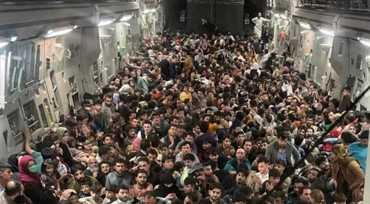 Disperarea afganilor, într-o singură fotografie: sute de oameni, înghesuiți într-un avion militar