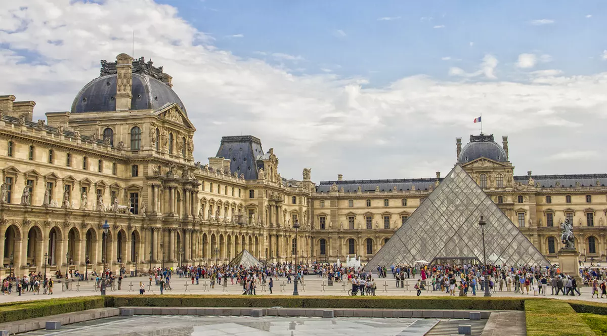 Muzeul Luvru din Paris