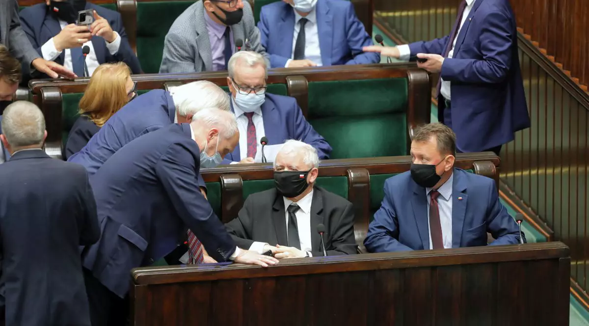 Guvernul Poloniei câștigă în mod dramatic un prim vot pe legea media criticată în țară și la Washington