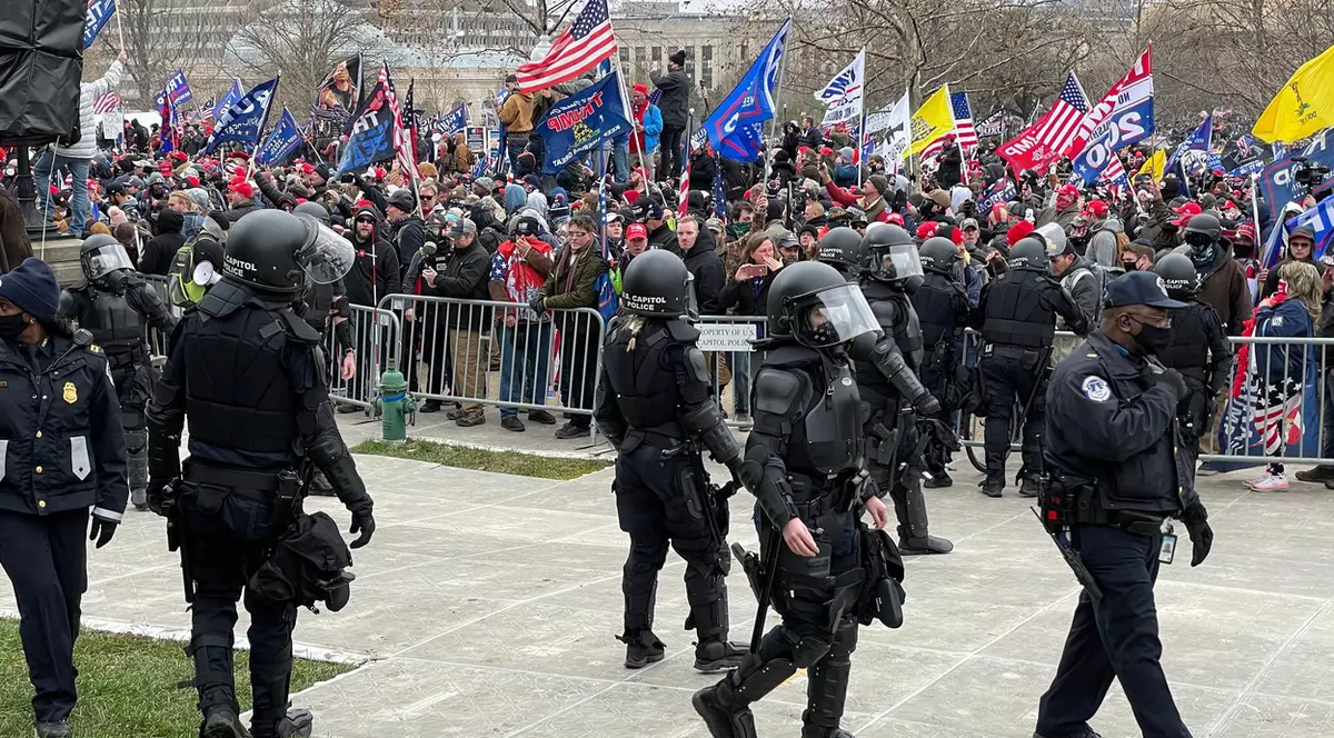 Un polițist care a apărat Capitoliul la asaltul susținătorilor lui Trump s-a sinucis. Ar fi fost amenințat după mărturia în procesul violențelor