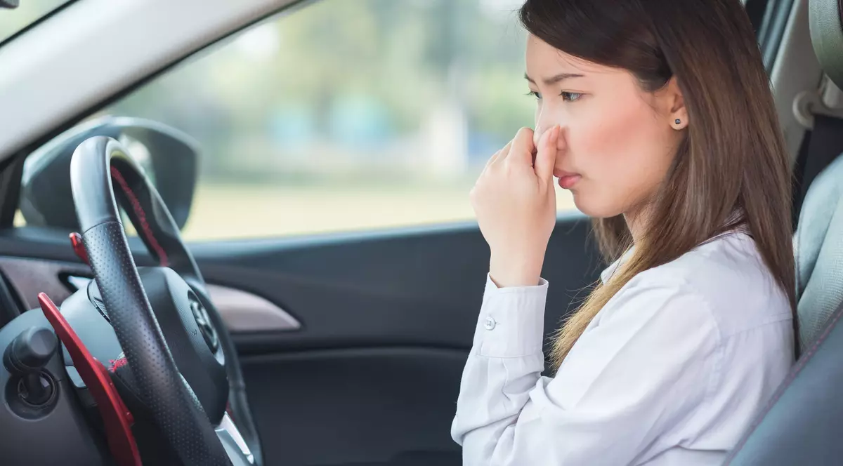 cum elimini mirosurile neplacute din masina