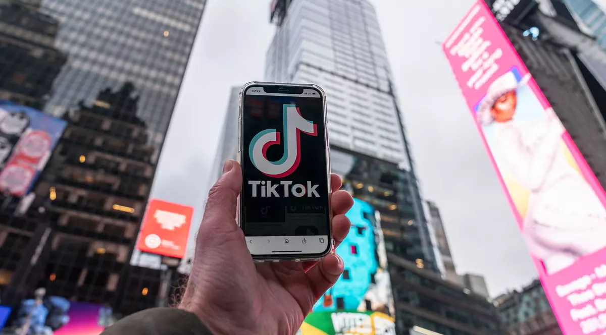 TikTok a devenit cea mai descărcată aplicaţie din lume. Pe ce loc se află Facebook