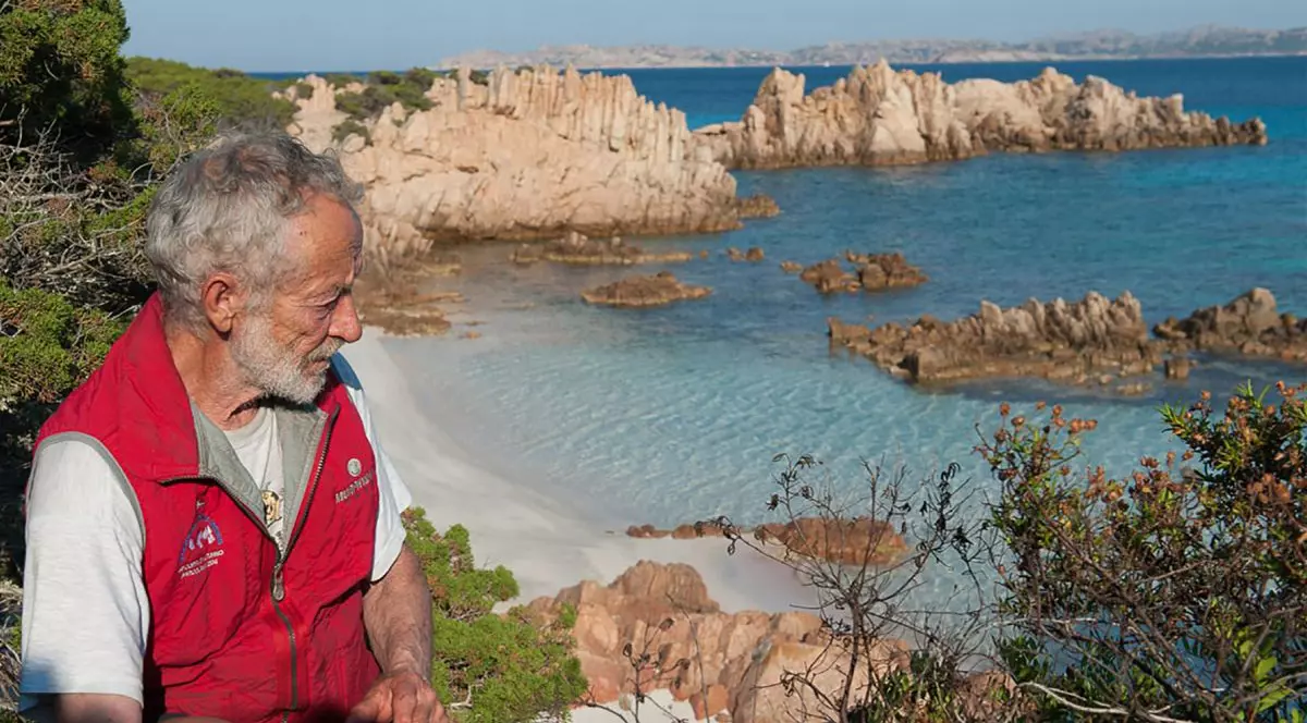 „Acum este zgomot continuu”. Povestea italianului care a fost forțat să se întoarcă în oraș, după ce a trăit singur 32 de ani pe o insulă