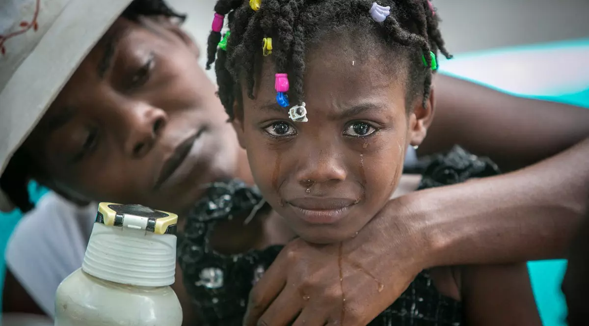 O fetiță primește îngrijiri medicale la un spital din Haiti | Foto: Profimedia