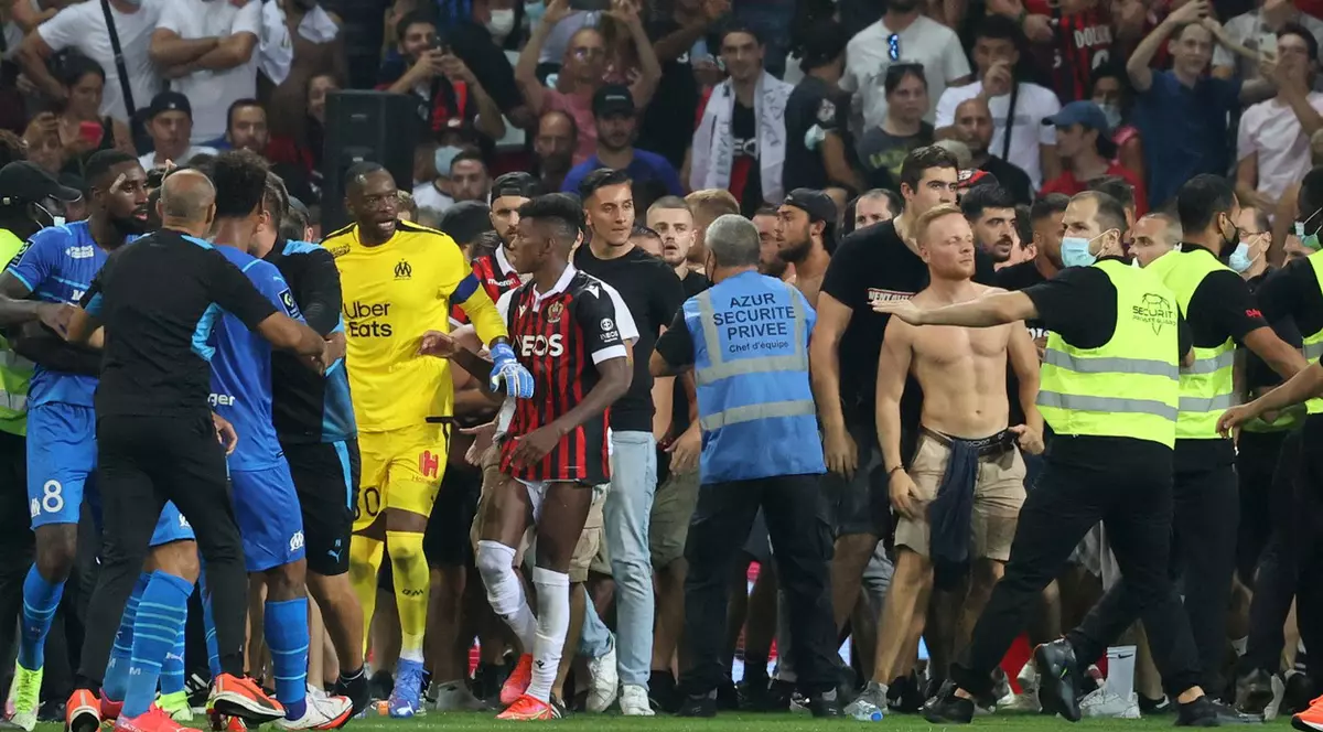 Un bărbat acuzat că a lovit un jucător de la Marseille, arestat după incidentele din meciul de la Nice