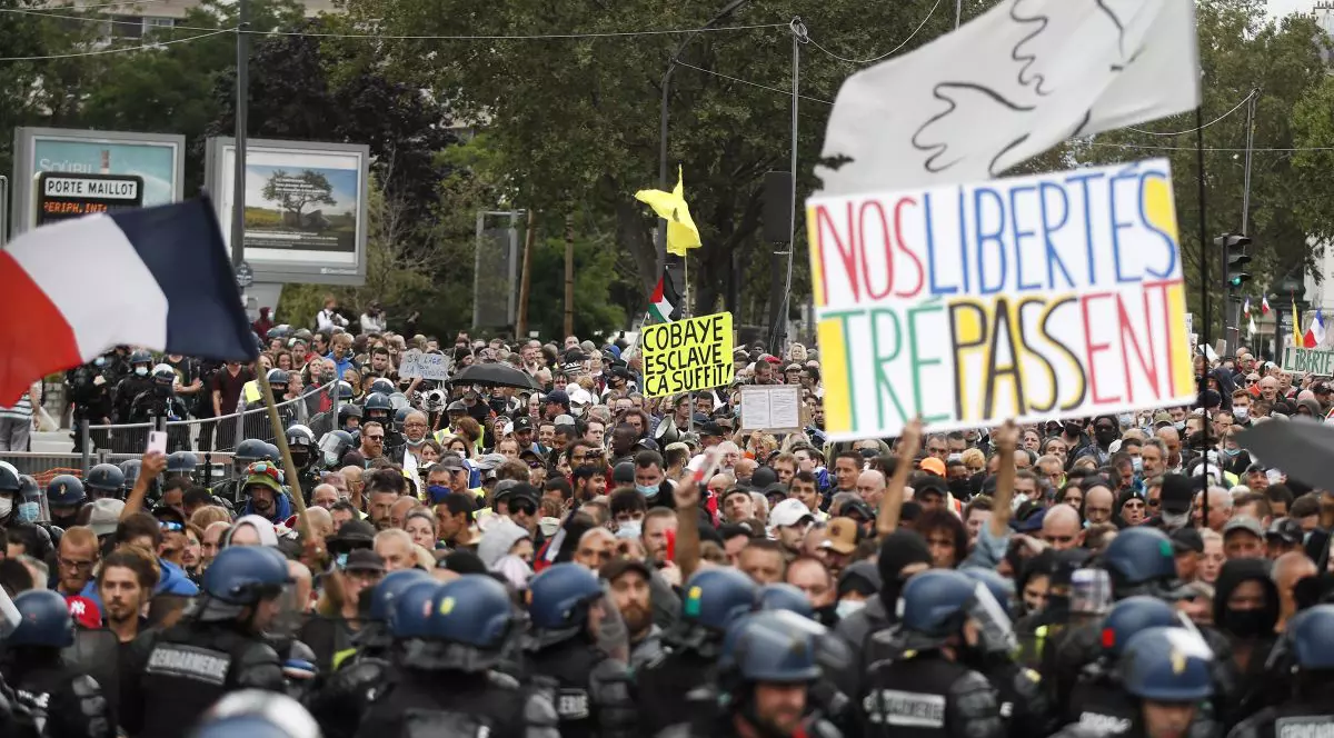 Proteste de amploare în Franța, din cauza permisului sanitar. La Paris au avut loc ciocniri cu forțele de ordine