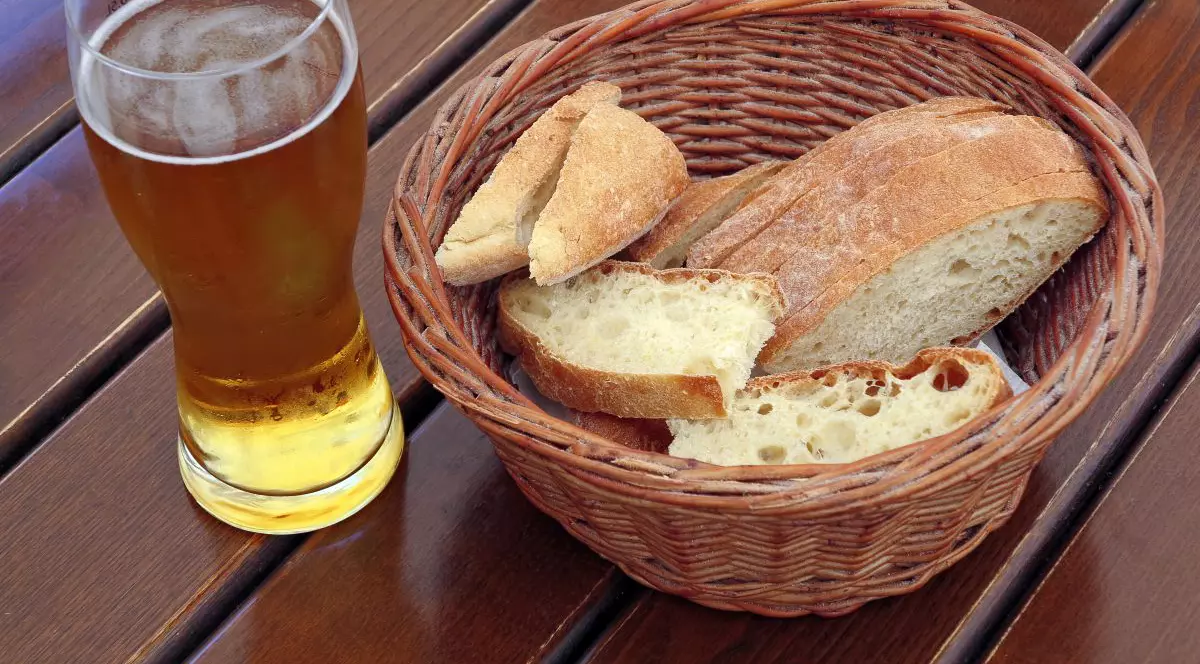 Bere din pâine și pâine din bere. Cum au reușit niște antreprenori din Belgia să reducă risipa alimentară