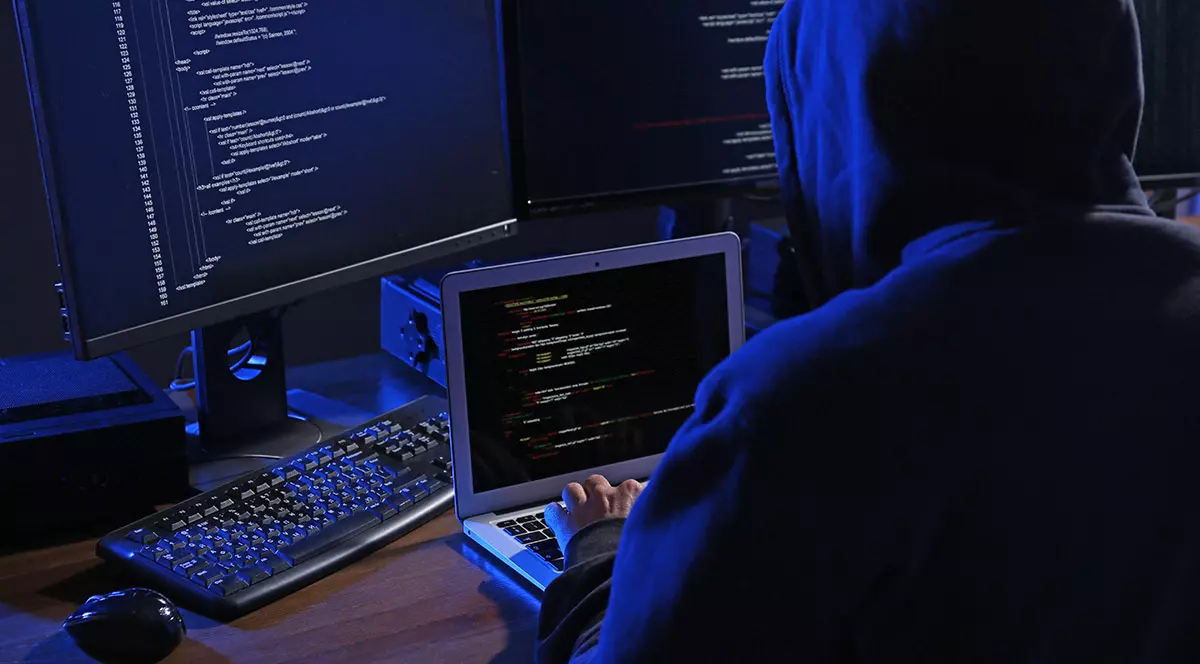 Un nou amendament din Codul Comunicațiilor obligă companiile care găzduiesc site-uri să fie „hackeri” pentru serviciile secrete. Specialist: „Inepția tehnico-legală a anului 2022”