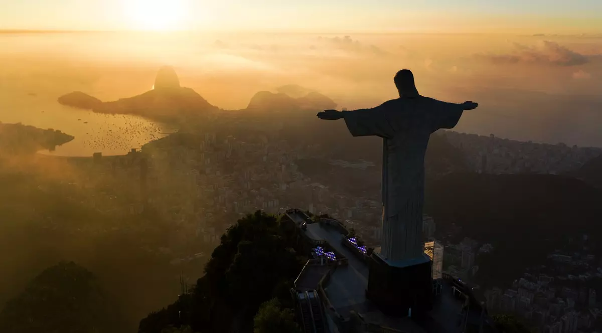 Doi francezi, arestați după ce au escaladat celebra statuie Hristos Mântuitorul din Rio de Janeiro