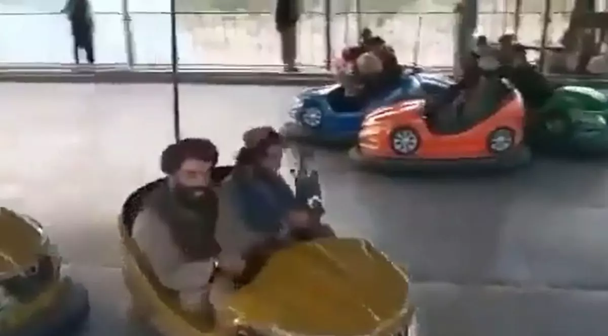 Talibani filmați într-un parc de distracții din Kabul după ce au preluat controlul asupra capitalei afgane