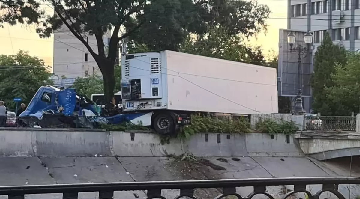 Un TIR a fost aproape să cadă în Dâmbovița: Trafic blocat pe Splaiul Unirii din Capitală