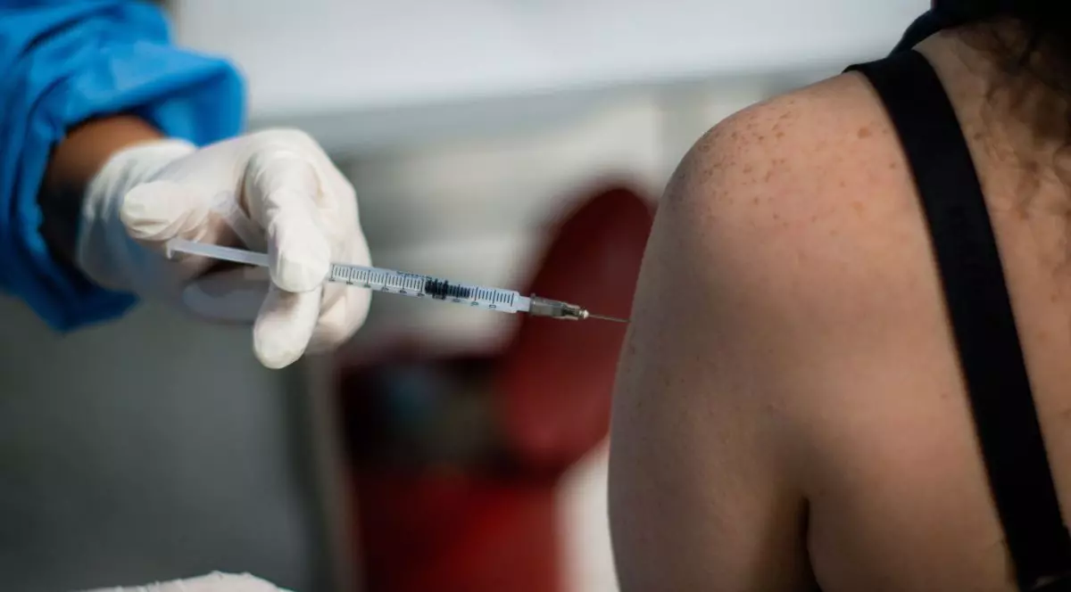 Cercetătorii englezi anunță că există indicii că persoanele vaccinate pot transmite varianta Delta la fel de ușor precum cele nevaccinate