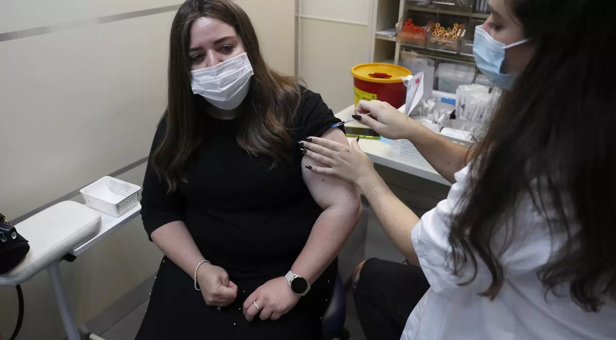 Israelul anunță că a treia doză de vaccin scade semnificativ riscul de infectare cu COVID