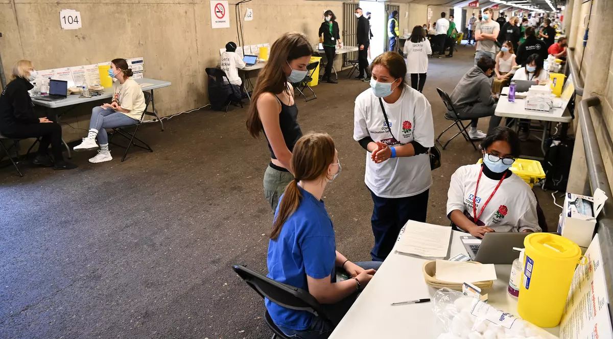 Marea Britanie oferă tinerilor reduceri la mâncare și taxi pentru a-i convinge să se vaccineze