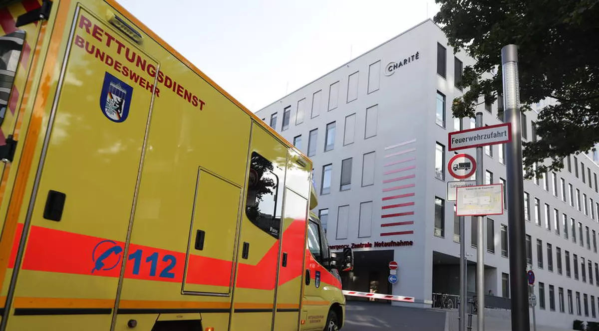 O persoană a murit și 13 au fost rănite, după ce un camion a intrat într-un autobuz în Germania