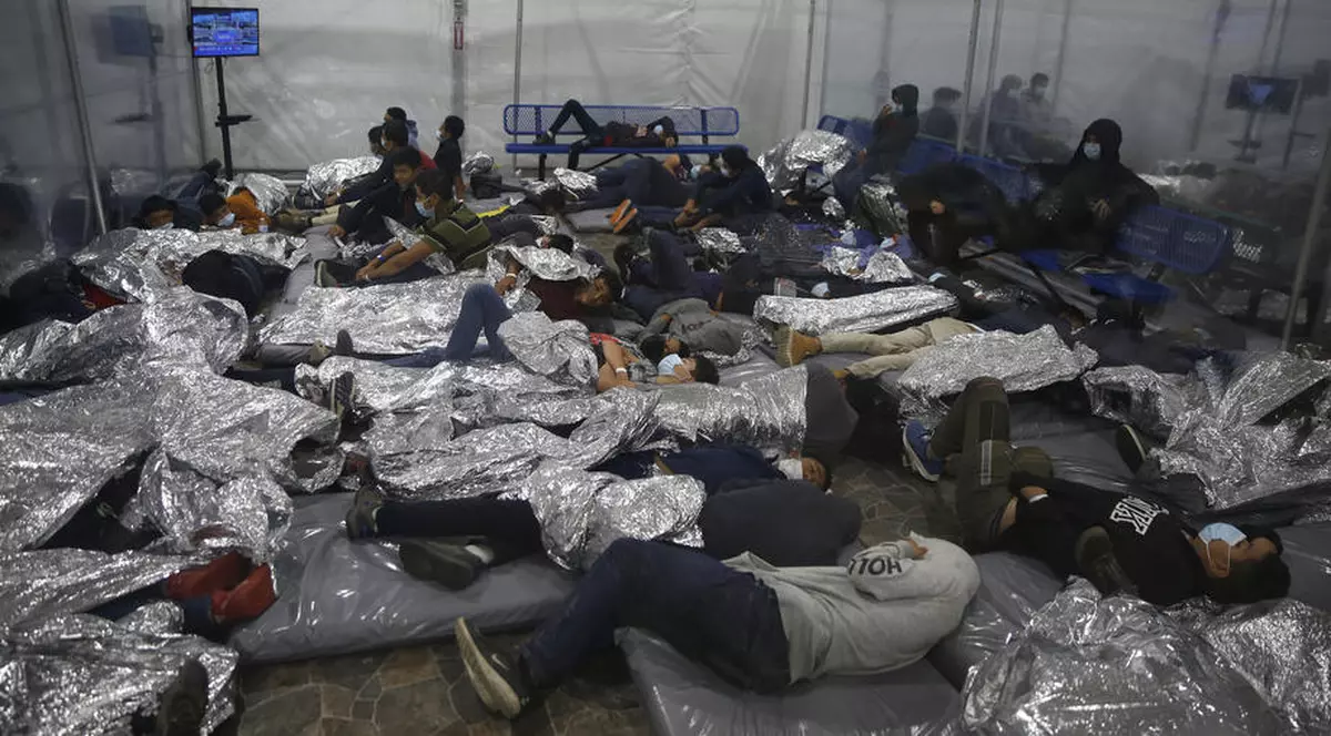Mii de migranți minori, captivi în facilitățile poliției de frontieră americane