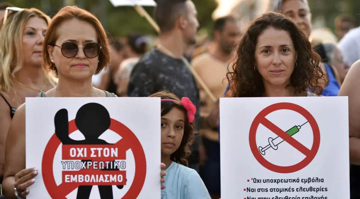 Guvernul grec, mesaj pentru nevaccinați: „Societatea nu poate fi ţinută ostatică de astfel de opinii”