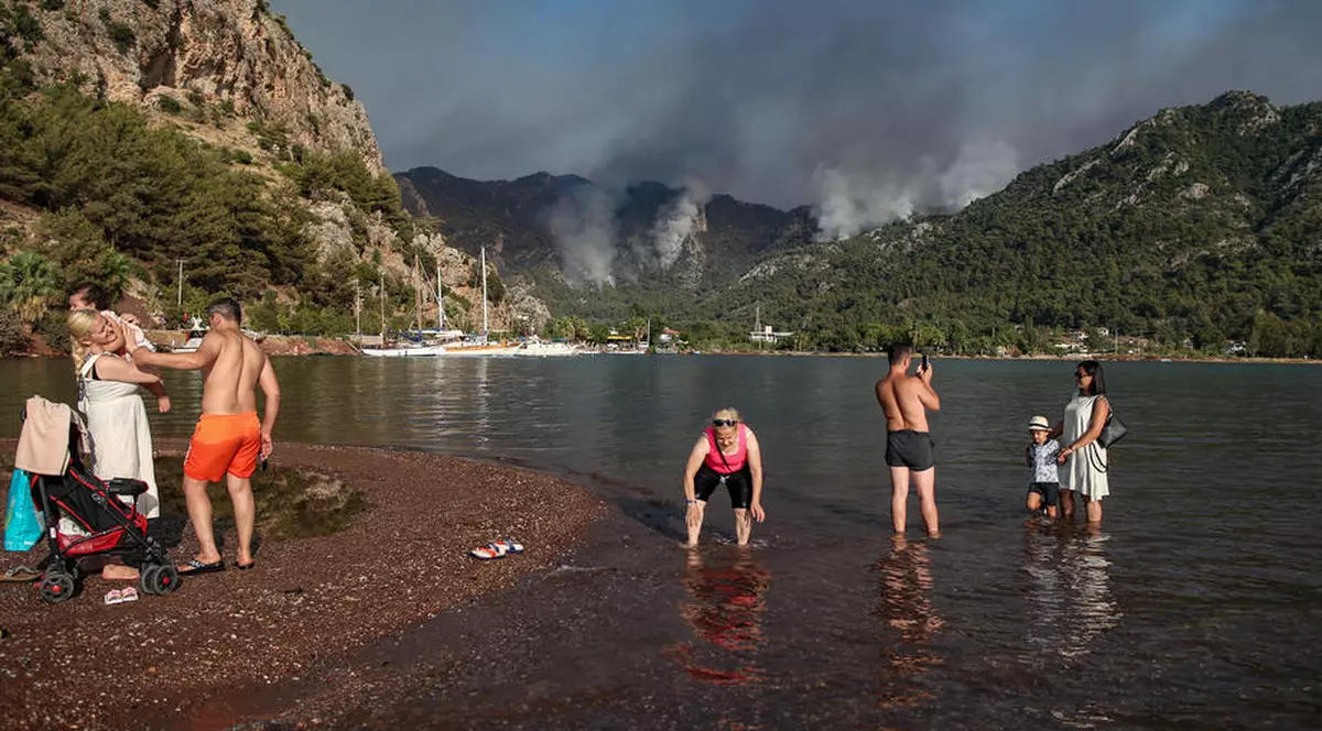 Turiști evacuați cu bărci și iahturi din stațiunile turce. „Cum a apărut acest foc atât de repede, în cinci minute?”