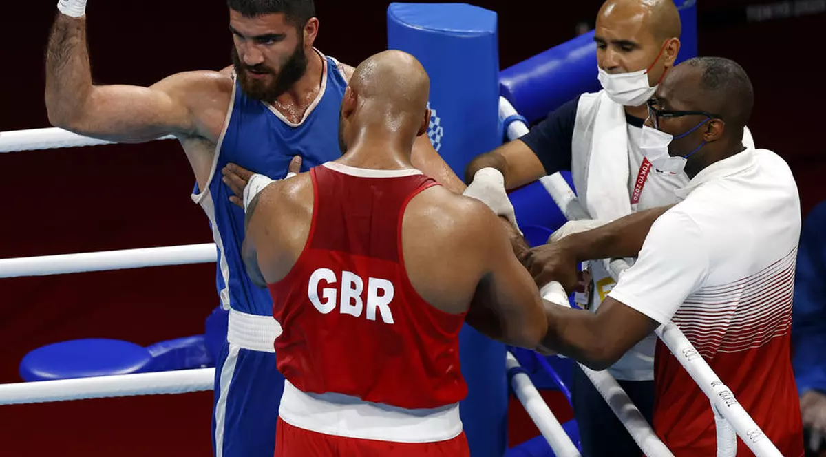 Un pugilist a făcut o criză de nervi în ring la JO 2020, după ce a fost descalificat pentru că și-a lovit adversarul cu capul