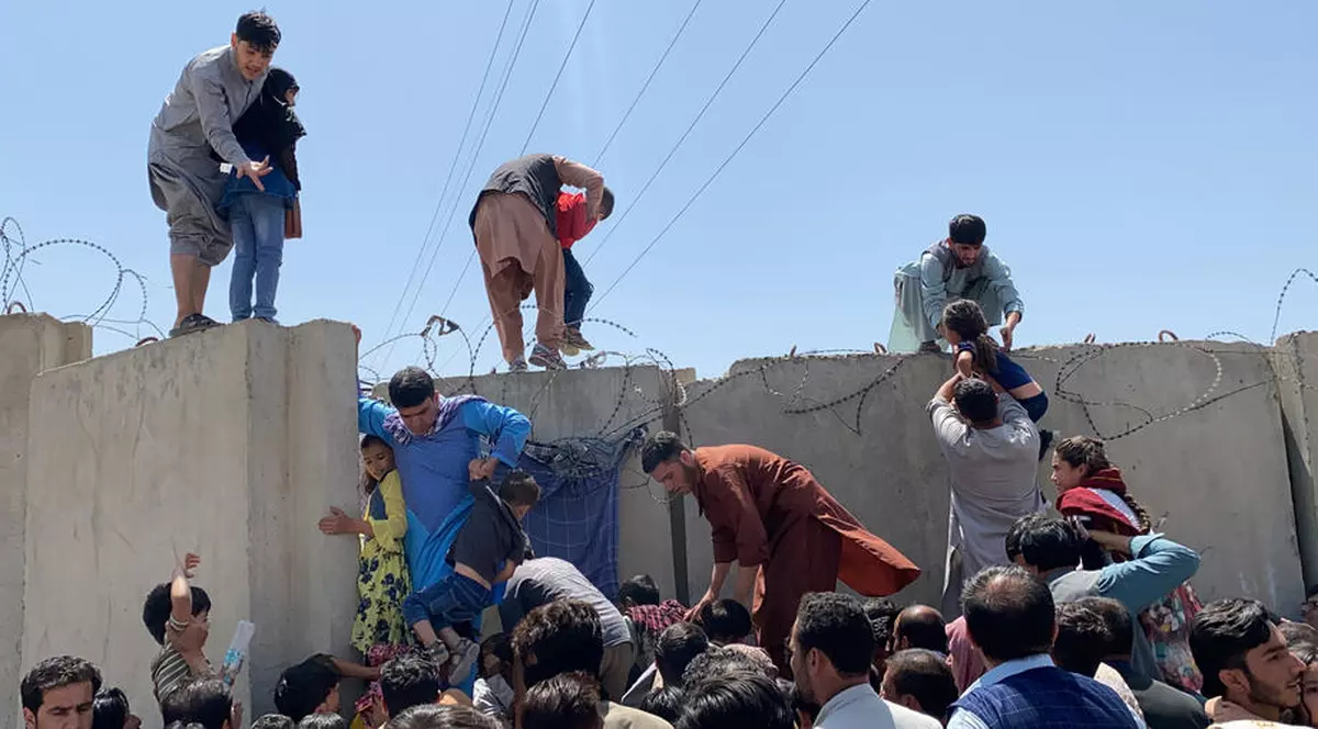 Trupele SUA au ucis doi bărbați înarmați, pe aeroportul din Kabul