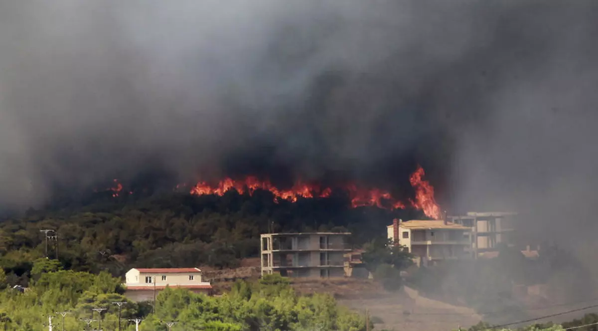 Incendiu scăpat de sub control în nord-vestul Atenei. Șapte localități au fost evacuate