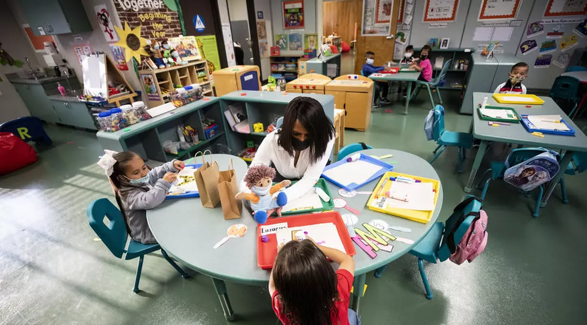 Un învățător nevaccinat și care nu purta mască la ore a contagiat 18 elevi cu COVID-19 în California