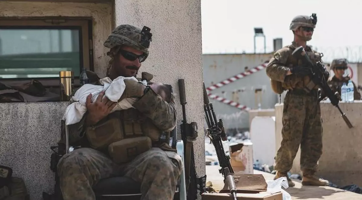 Imagini emoționante cu soldații americani care au grijă de bebelușii afgani abandonați pe aeroportul din Kabul