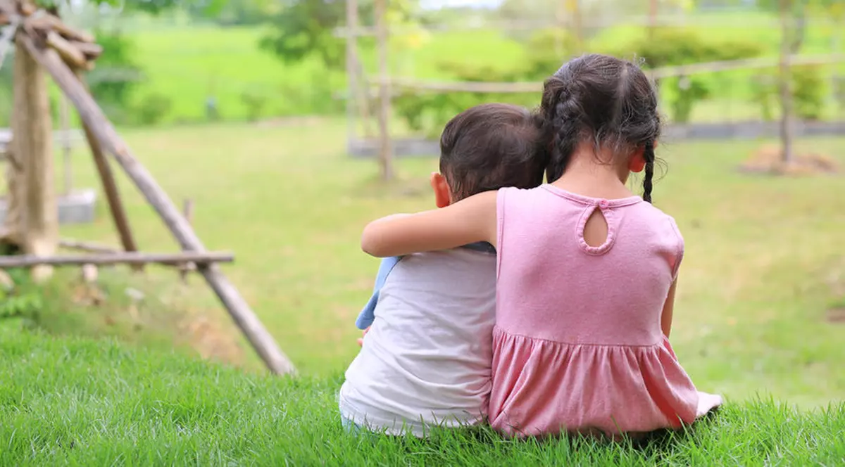 O fetiță de 4 ani din Germania și-a îngrijit surorile mai mici 3 zile. Credea că tatăl lor dormea, dar acesta murise