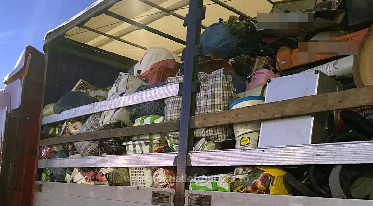 TIR cu 15 tone de haine second hand degradate aduse din Germania, oprit la intrarea în țară