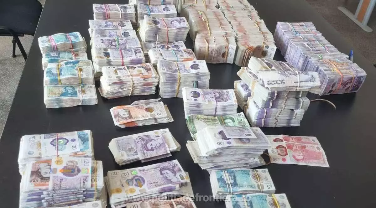 Bărbați cu peste 480.000 de lire sterline ascunse în mașină, prinși de polițiști în timp ce încercau să iasă din România