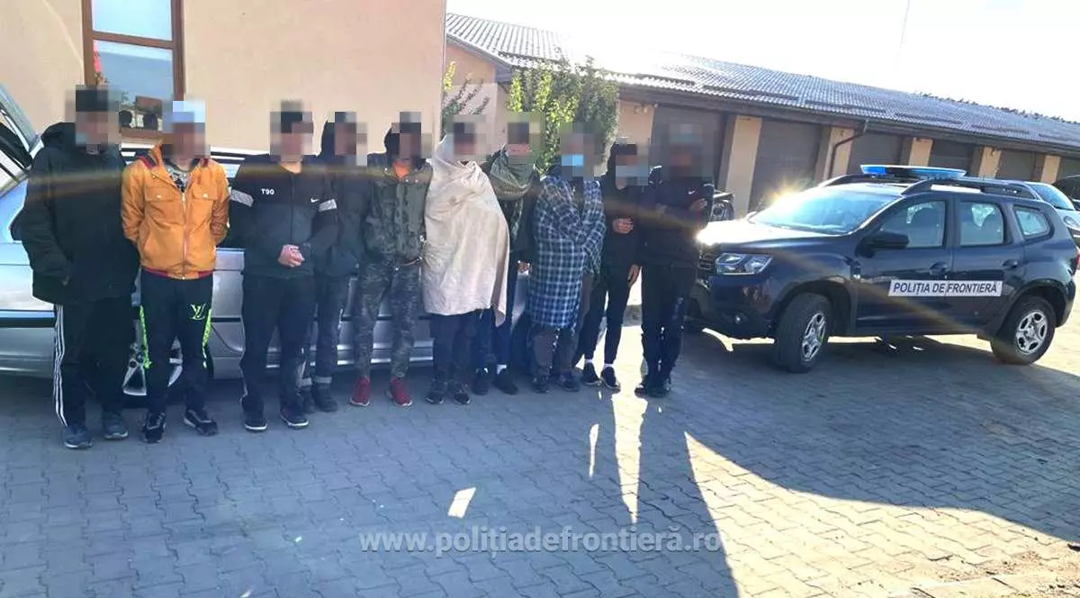 Zece afgani, printre care și un copil de 1 an, prinși încercând să treacă Dunărea într-o barcă gonflabilă