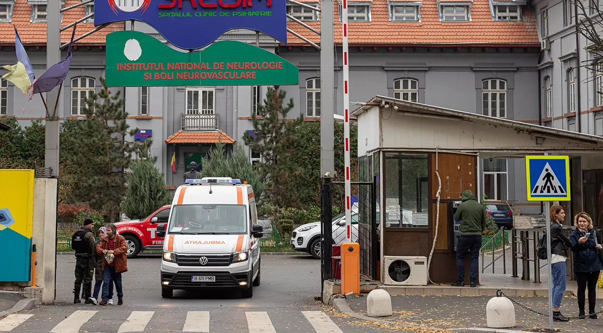 Cum tratează justiția abuzurile din spitalele de psihiatrie. Cazul infirmierei filmate când dădea o pacientă cu capul de marginea metalică a patului