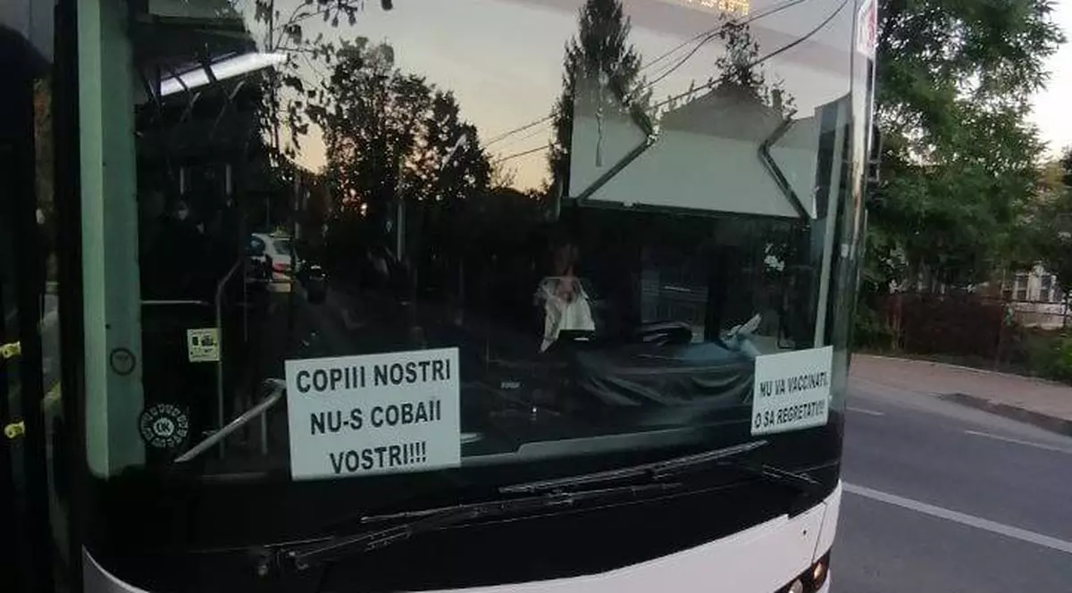 Şoferul Companiei de Transport Public Iaşi care a lipit mesaje antivacciniste pe parbriz a fost concediat