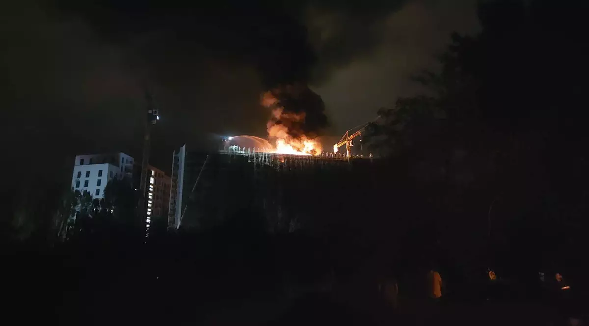 Blocul din nordul Bucureștiului care a luat foc sâmbătă seară, aprins de niște lampioane. De unde au fost lansate