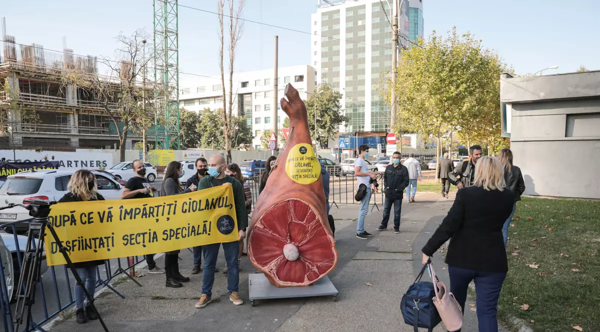 Protest la Congresul PNL. Declic: „După ce vă împărţiţi ciolanul, desfiinţaţi Secţia Specială”