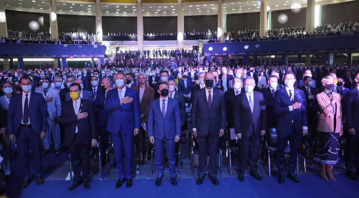 Imaginea zilei. Cum au stat liberalii în sală, la Romexpo. Theodor Stolojan, apeluri vehemente la respectarea măsurilor sanitare