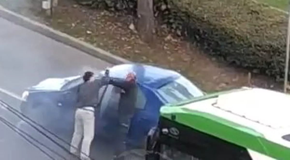Imagini filmate în centrul orașului Satu Mare, cu un șofer care îl ia la pumni pe conducătorul auto care l-a tamponat