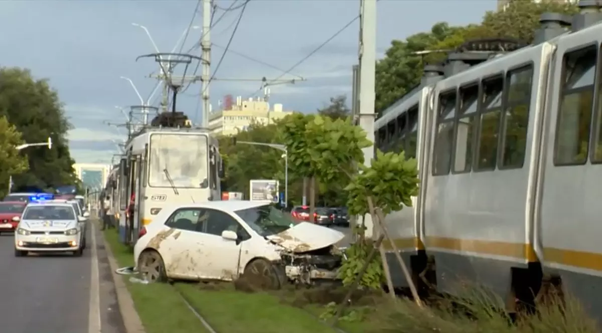 Doi răniți, după ce un tramvai a lovit o mașină, în Capitală