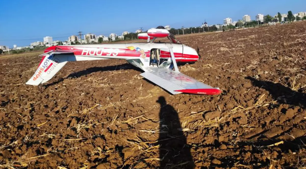 Un avion de mici dimensiuni a aterizat forțat lângă Ploiești. Două persoane au fost rănite