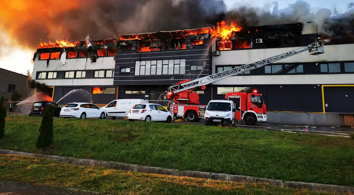 Incendiu de proporții la o hală din Parcul Tetarom, din Cluj-Napoca. A fost emis mesaj RO-Alert