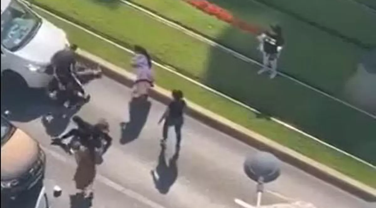 Bătaie cu crosele de golf în mijlocul străzii, pe un bulevard din București. Europol: „S-a jucat la sânge"