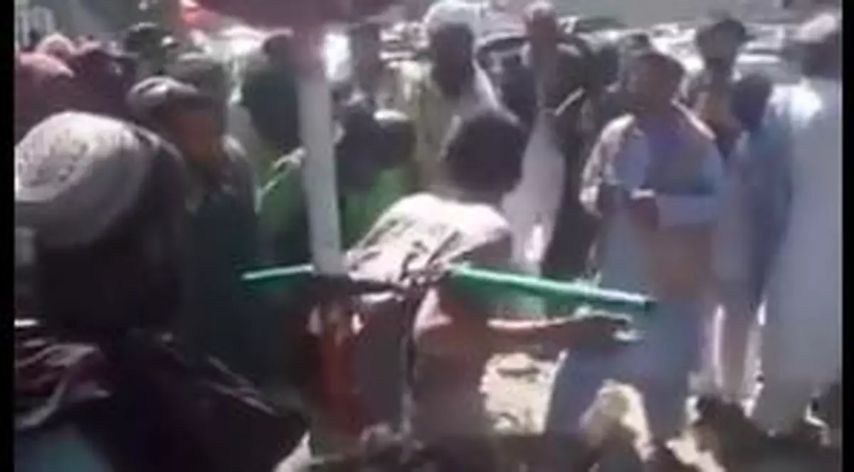 Afgan legat cu lanțul și bătut cu biciul de talibani, după ce ar fi fost prins furând un telefon mobil